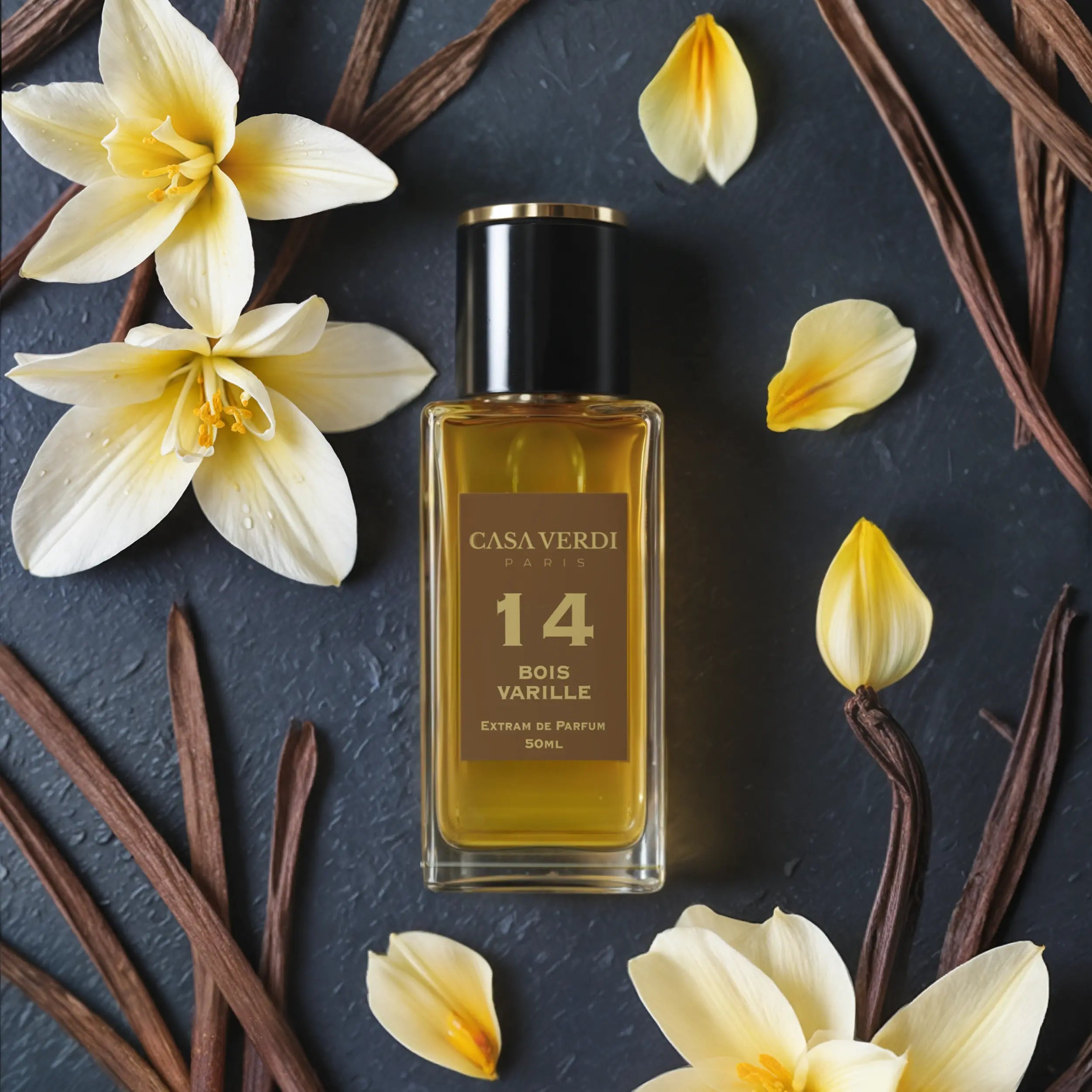 Parfum Bois Vanille de Casa Verdi entouré de fleurs de vanille et bâtons de cannelle illustrant ses notes
